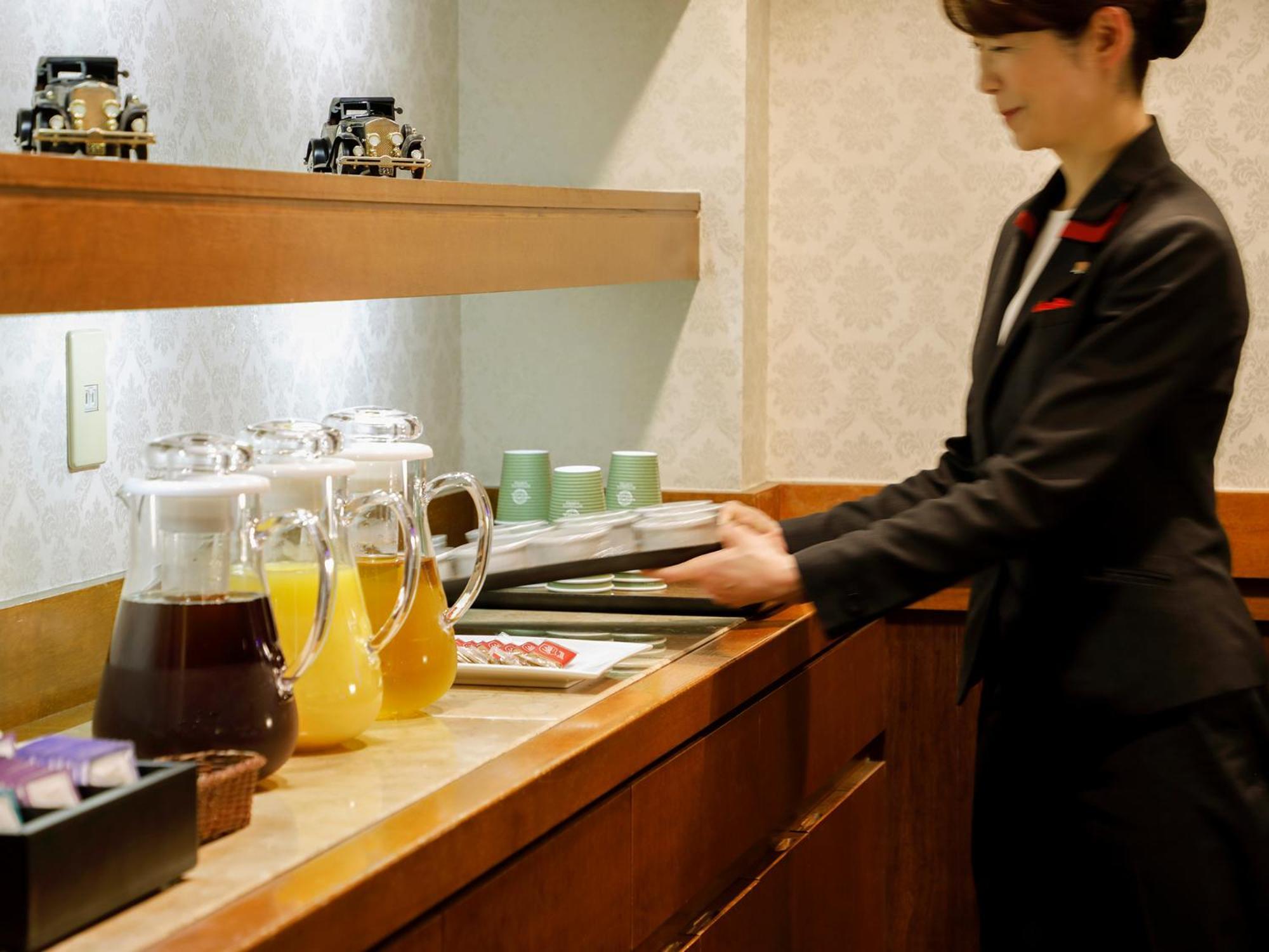 Premier Hotel -Tsubaki- סאפורו מראה חיצוני תמונה A flight attendant working on board a plane