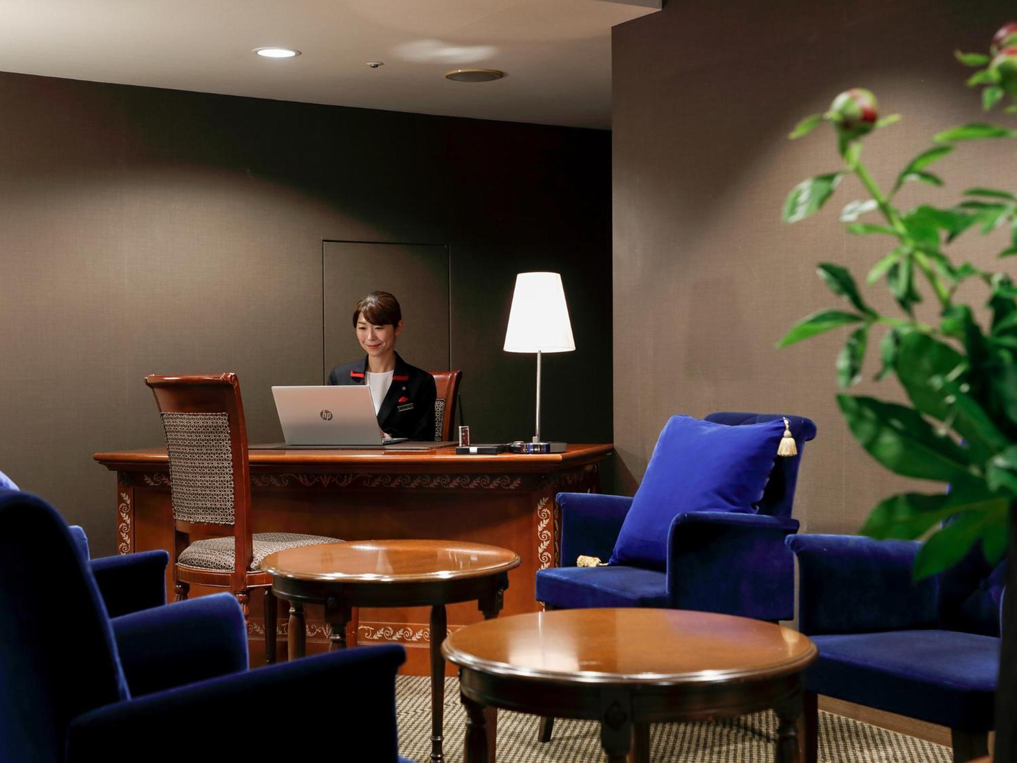Premier Hotel -Tsubaki- סאפורו מראה חיצוני תמונה Concierge at the Mandarin Oriental, Tokyo
