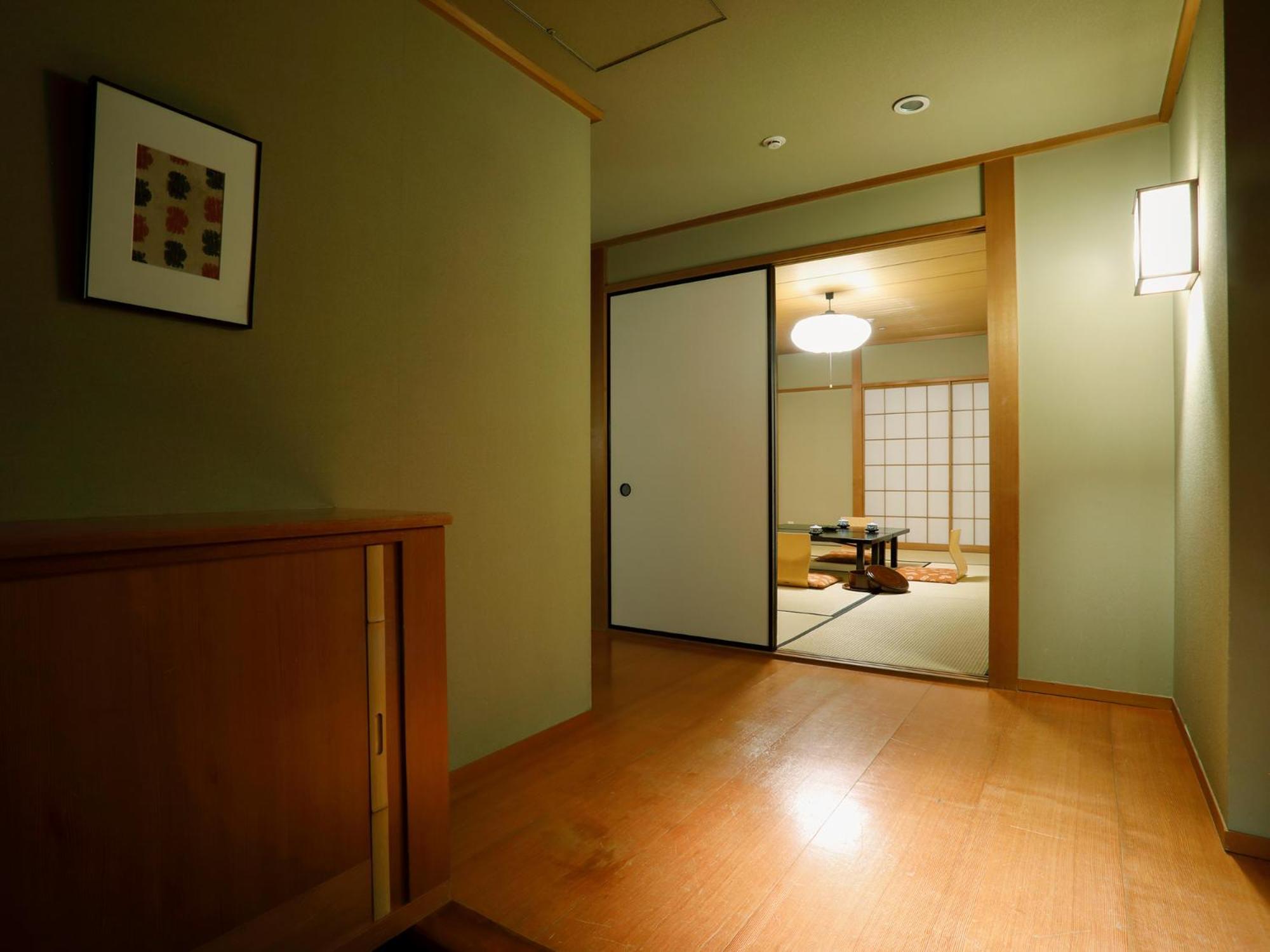 Premier Hotel -Tsubaki- סאפורו חדר תמונה A sliding door in a Japanese house